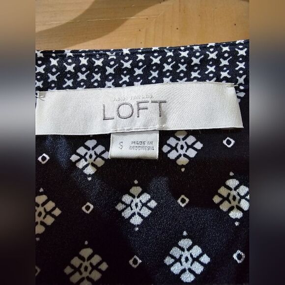 LOFT Navy Diamond Print Long Sleeve Chiffon Top - Size Small - Picture 5 of 6